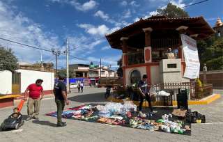 "Ponemos un granito de arena, es ayudar poco pero de corazón, no imaginamos cómo están," dijo el comerciante, Alejandro Rivera
