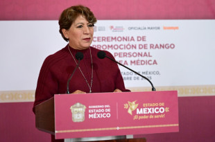 La gobernadora Delfina Gómez Álvarez durante la entrega de constancias de promoción salarial al personal médico del ISSEMYM