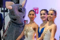 Bailarinas durante la presentación del aviso de El Cascanueces y el Rey Ratón