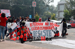 Decenas de estudiantes y colectivos recorren la capital mexiquense para recordar el 2 de octubre de 1968 y exigir respeto a los derechos humanos.