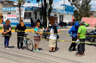 Habitantes de las colonias Las Águilas y Vicente Villada, en Nezahualcóyotl, bloquearon la avenida Kennedy