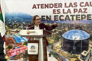 La alcaldesa de Ecatepec, Azucena Cisneros Coss, informó sobre la reducción de 41.8% en los delitos de alto impacto entre enero y agosto de 2026.