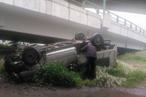 Al lugar arribaron elementos de Protección Civil y de la policía municipal para auxiliar al conductor