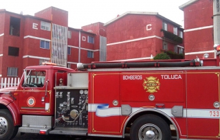 Auxilian Bomberos de Toluca en flamazo en la colonia Independencia