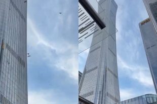 La avioneta impactó los pisos superiores del rascacielos China Zun, en Pekín.