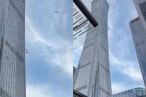 La avioneta impactó los pisos superiores del rascacielos China Zun, en Pekín.