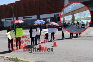Trabajadores del SAT bloquean avenidas y oficinas en Metepec para exigir mejoras laborales