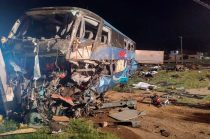 Una menor de 12 años originaria de Toluca permanece hospitalizada en León tras sobrevivir al choque entre un tráiler y un autobús de pasajeros en Guanajuato.