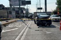 Elementos de emergencia y corporaciones de seguridad resguardaron la zona tras el accidente entre una motocicleta y una camioneta ocurrido en el Barrio de la Concepción.