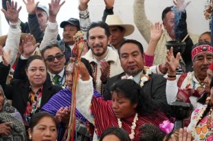 Víctor Leopoldo Delgado Pérez, presidente de la CODHEM, con asistentes durante la presentación.