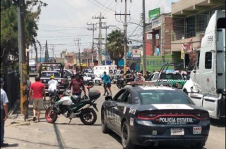 Policías municipales acordonaron la zona tras el ataque armado que dejó tres muertos y dos heridos