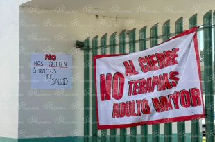 Decenas de pacientes y sus familiares se manifestaron en la Clínica de Atención Geriátrica de La Pila para exigir que no desaparezcan los servicios de terapias destinados a personas adultas mayores.