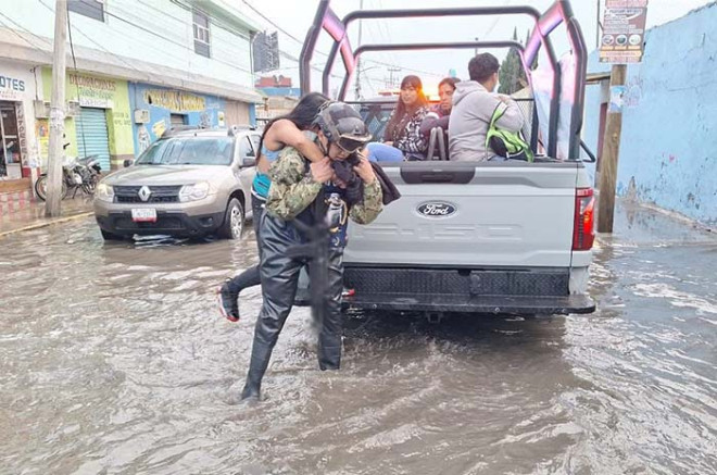 Sobre la avenida Nacional, las anegaciones provocaron la suspensión temporal del servicio del Mexibús, por lo que patrullas municipales fueron utilizadas para trasladar a decenas de usuarios que quedaron varados.