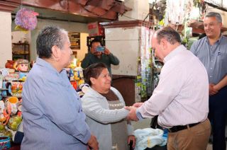 Manuel Vilchis Viveros, acompañado de miembros del cabildo, entregó a los comerciantes la obra