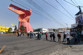 Mototaxistas, comerciantes y tianguistas bloquearon el cruce de las avenidas López Mateos y Pantitlán, frente a la Cabeza de Coyote en Nezahualcóyotl.