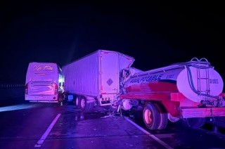 La víctima quedó prensada tras el impacto.