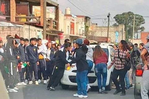 La mujer conducía un Nissan March blanco.