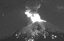 Dos explosiones en el Popocatépetl; arroja material incandescente