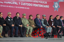 La gobernadora Delfina Gómez Álvarez durante la ceremonia de graduación de nuevos policías de proximidad y custodios penitenciarios en el Estado de México.
