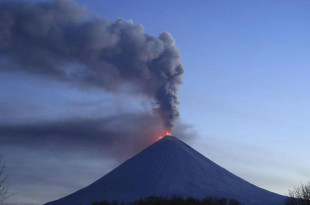 La erupción fue confirmada por el Servicio Geofísico de Rusia, que informó actividad eruptiva desde el cráter principal del volcán, situado a unos 4,750 metros de altitud. 