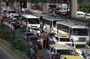 Integrantes de la Alianza de Autotransportistas Autónomos de la República Mexicana exigieron mayor seguridad en carreteras del Edoméx y advirtieron un paro estatal si no hay respuesta de las autoridades.