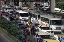 Integrantes de la Alianza de Autotransportistas Autónomos de la República Mexicana exigieron mayor seguridad en carreteras del Edoméx y advirtieron un paro estatal si no hay respuesta de las autoridades.