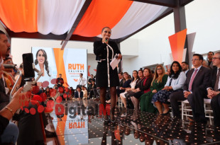 Ruth Salinas durante la presentación de su informe legislativo en Toluca