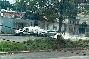 Una camioneta chocó contra una pipa de gas en la carretera Toluca-Zitácuaro, en Zinacantepec, lo que provocó una fuga y el cierre de la circulación.