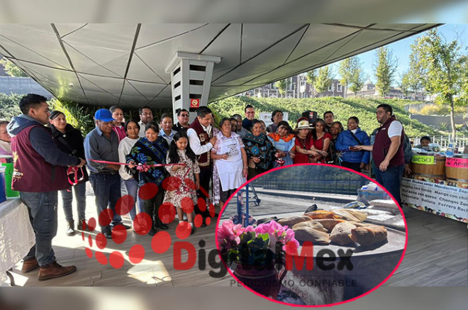 Agustín Herrera Pérez, director general del IIFAEM, junto a las y los artesanos participantes de La Candelarita 2026.