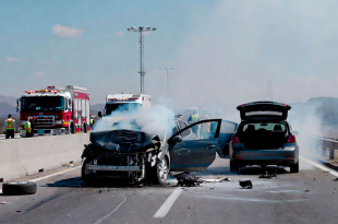 Servicios de emergencia coordinan el retiro de las unidades involucradas, mientras se reportan filas importantes en la caseta Tultepec II.