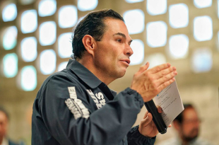 La propuesta busca proteger a pasajeros, especialmente mujeres, jóvenes y personas mayores, y reconoce el carácter agravado de estos delitos por ocurrir en servicios de movilidad esenciales.