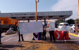 Bloquean la México-Puebla por socavones y grietas en Villas de San Martín, en Chalco