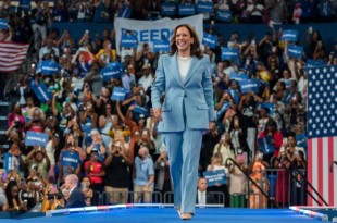 Kamala Harris compareció inmediatamente después para agradecer la confianza que el partido ha puesto en ella