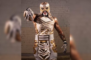 A sus 40 años de edad, Penta “Zero Miedo” es un luchador que diseña su propia imagen y marketing, lo que lo ha colocado en los primeros lugares de ventas de sus artículos deportivos.