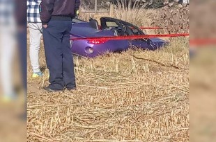 El hallazgo ocurrió en el kilómetro 28 de la carretera que conduce al santuario de Chalma, donde vecinos reportaron un automóvil Pontiac morado estacionado de manera sospechosa.