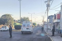 El cuerpo de un adulto mayor quedó tendido sobre el asfalto tras ser arrollado por un taxist