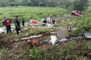 Restos del helicóptero siniestrado en una zona cerril de Tepetlixpa