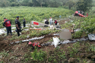 Restos del helicóptero siniestrado en una zona cerril de Tepetlixpa