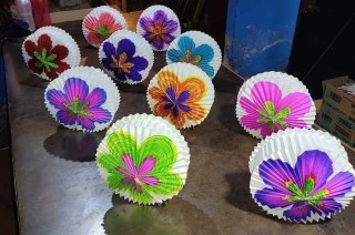 En temporada alta, pasan hasta 15 horas para lograr la producción artesanal de faroles que se venden en todo el país, sobre todo en esta temporada decembrina.