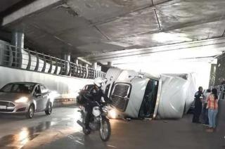 El tráiler cayó sobre un automóvil tipo KIA