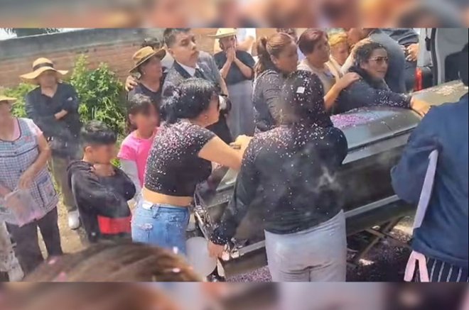 Familiares y amigos dan el último adiós en Chalco a Aleyda Romero, joven de 21 años asesinada durante el ataque ocurrido en el domicilio de Jonathan Meléndez.