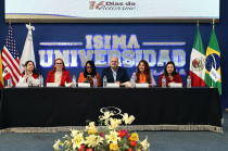 Especialistas compartieron experiencias y orientaron a estudiantes, docentes y ciudadanía durante el conversatorio.