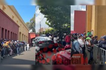 Decenas de personas acamparon afuera del Hotel Fiesta Inn Tollocan en Toluca para asegurar sus boletos para el Palenque de Metepec.