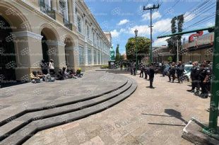 Los manifestantes exigen avances en la gratuidad universitaria y señalaron que esperaban dialogar con las autoridades al concluir la reunión.