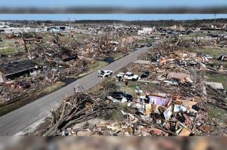 Tate Reeves, gobernador de Misisipi, visitó a los damnificados´.