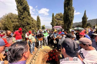 Acompañado por sus compañeros de la escuela el féretro de Toñito recorrió las calles del pueblo en un clima de dolor y exigencia de justicia.