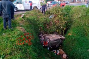 La camioneta cayó a una barranca.