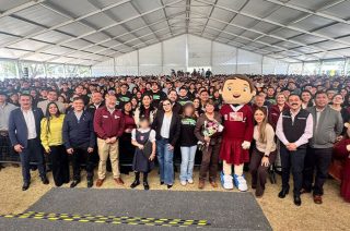 La gobernadora Delfina Gómez Álvarez encabezó en Coacalco la entrega de becas y apoyos educativos, donde destacó el apoyo del Congreso mexiquense.