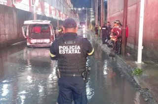 La combi quedó atrapada en una zona inundada de Tultitlán, cerca de la estación Cueyamil del Tren Suburbano AIFA.