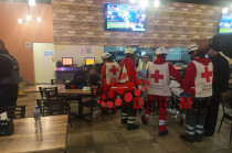 Paramédicos de la Cruz Roja brindan atención a uno de los heridos dentro del restaurante
